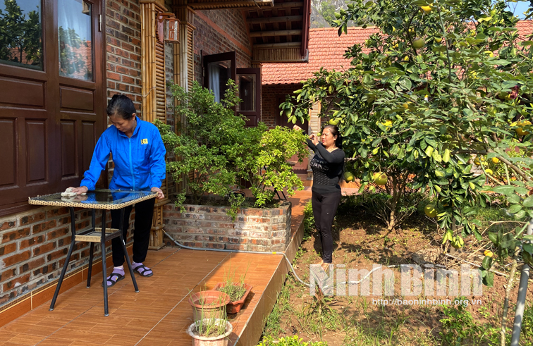 Người làm du lịch ở xã Ninh Hải dọn dẹp, chỉnh trang cơ sở lưu trú, sẵn sàng đón khách trở lại.