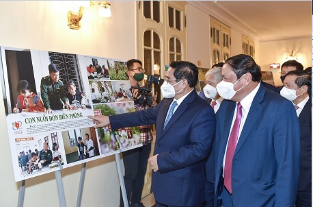 Thủ tướng Phạm Minh Chính và các đại biểu tham quan trưng bày ảnh các tác phẩm đoạt giải. Ảnh VGP/Nhật Bắc