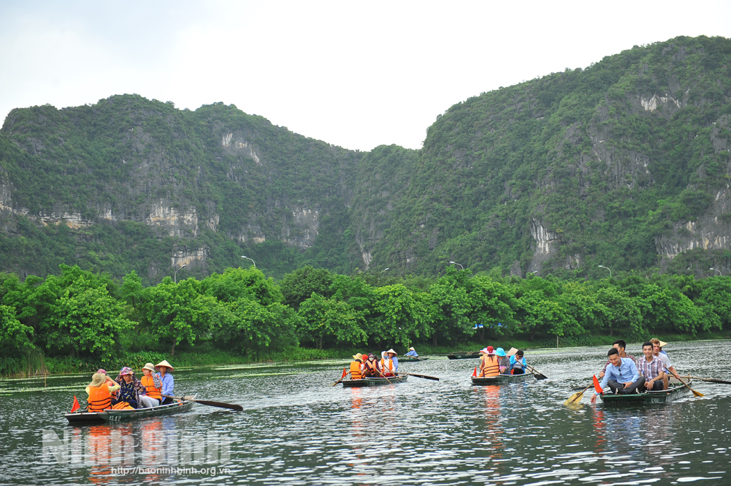 Du khách tham quan khu du lịch sinh thái Tràng An.