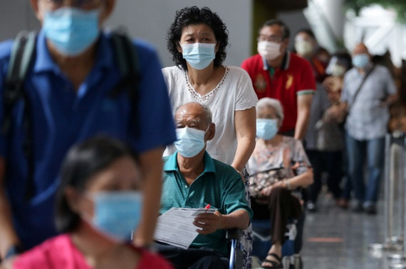 Người dân xếp hàng đi tiêm vaccine ngừa COVID-19 ở Kuala Lumpur, Malaysia (Ảnh: Reuters)