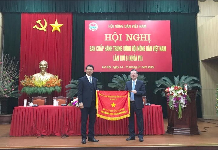 Đồng chí Lương Quốc Đoàn, UVBCHTW Đảng, Bí thư Đảng đoàn, Chủ tịch Trung ương Hội Nông dân Việt Nam đã trao tặng Cờ dẫn đầu công tác Hội và phong trào nông dân năm 2021 của Ban Chấp hành Trung ương Hội cho Hội Nông dân tỉnh Ninh Bình