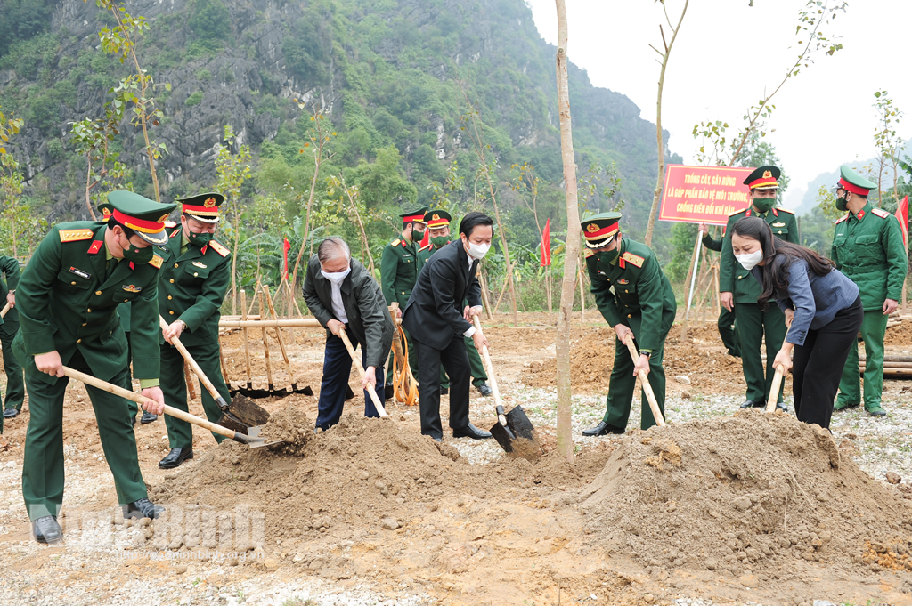 Các đồng chí lãnh đạo Quân khu 3 và lãnh đạo tỉnh tham gia trồng cây tại khu vực Đền vua Đinh, vua Lê (xã Trường Yên, huyện Hoa Lư).