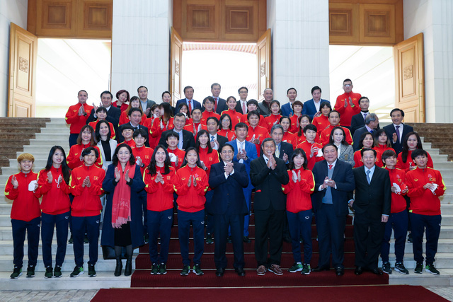 Thủ tướng Phạm Minh Chính gặp mặt, chúc mừng và khen thưởng Đội tuyển bóng đá nữ quốc gia Việt Nam - Ảnh: VGP/Nhật Bắc