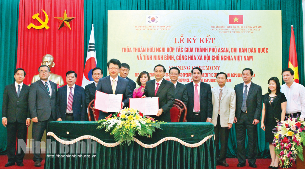 Lễ ký thỏa thuận hữu nghị hợp tác giữa thành phố Asan (Hàn Quốc) và tỉnh Ninh Bình (tháng 11/2015). Ảnh: Đức Lam