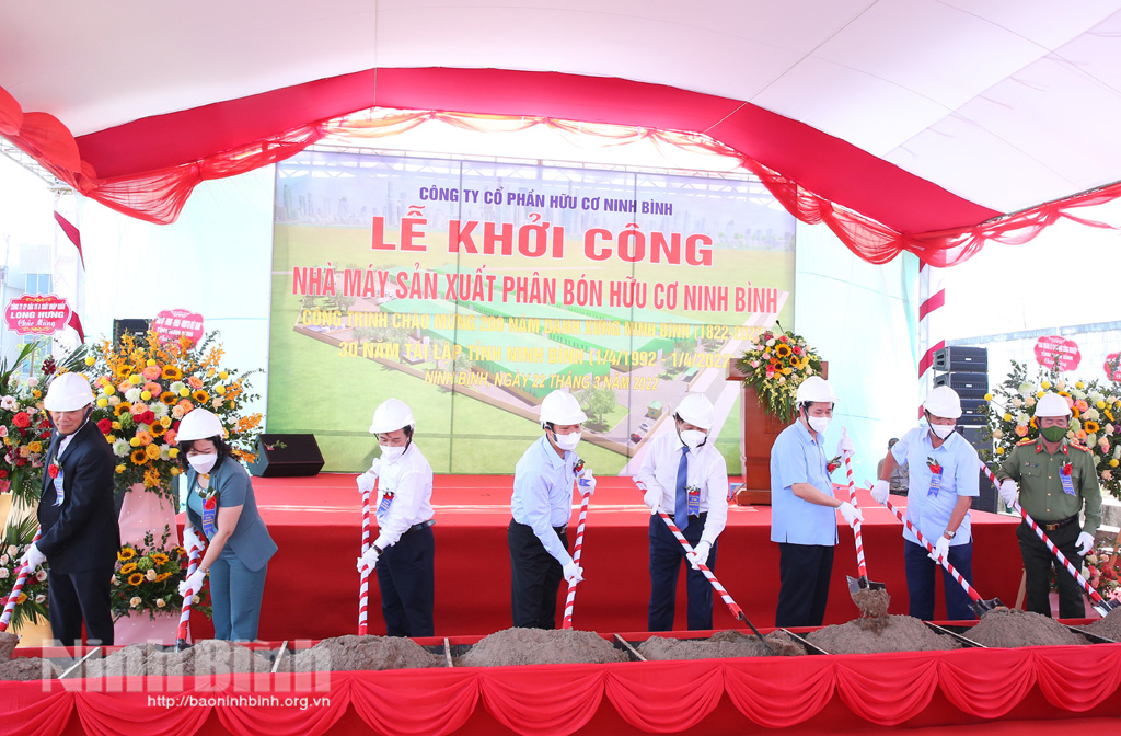 Các đồng chí lãnh đạo tỉnh và các đại biểu tham gia lễ khởi công công trình Nhà máy sản xuất phân bón hữu cơ Ninh Bình. Ảnh: Anh Tuấn