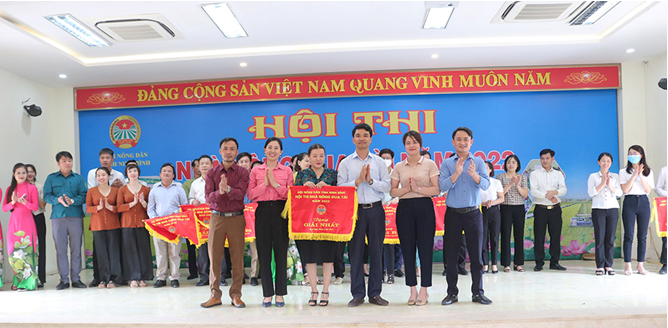Đồng chí Đinh Hồng Thái - TUV, Chủ tịch Hội Nông dân tỉnh trao giải Nhất cho đội tuyển Hội Nông dân huyện Nho Quan