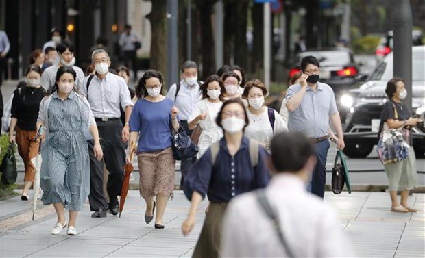 Người dân đeo khẩu trang phòng dịch COVID-19 tại Tokyo, Nhật Bản, ngày 13/7/2022. (Ảnh: Kyodo/TTXVN)