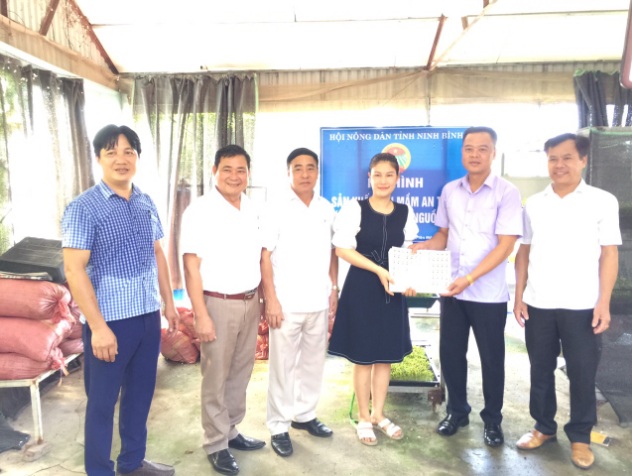 Đồng chí Nguyễn Minh Lộc - Phó Chủ tịch Hội Nông dân tỉnh trao tem truy xuất nguồn gốc cho cơ sở sản xuất rau mầm Nguyễn Thị Phương