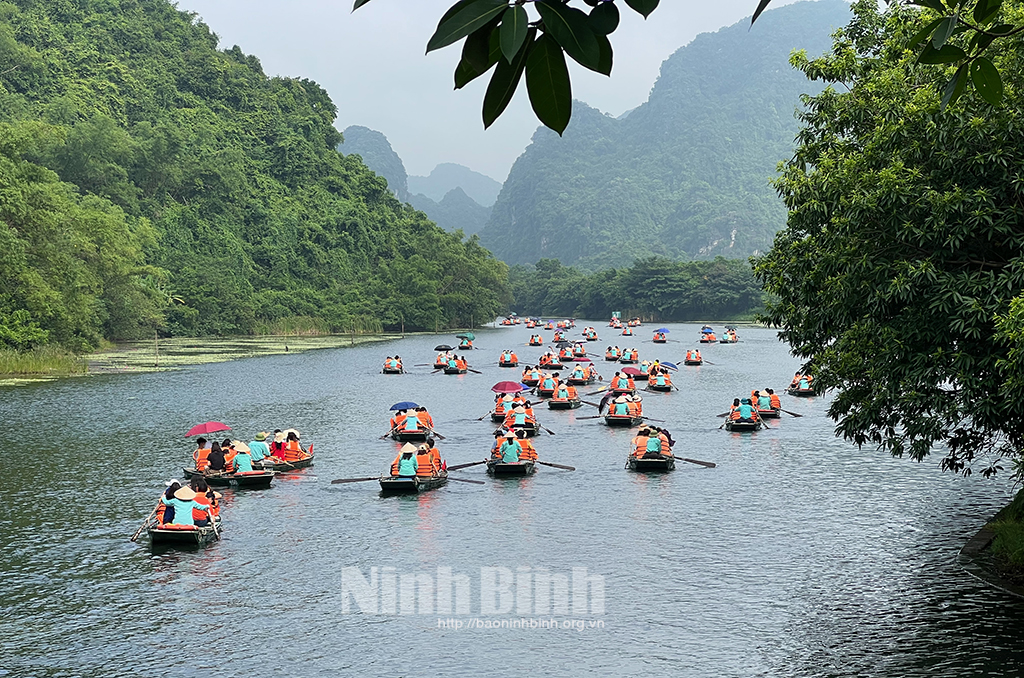 Những người lái đò chở khách xuôi dòng sông Sào Khê, bắt đầu. hành trình khám phá Tràng An.