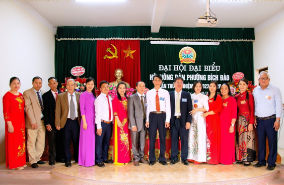 Lãnh đạo HND thành phố Ninh Bình, lãnh đạo phường chụp ảnh lưu niệm với BCH Hội nông dân phường Bích Đào