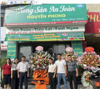 Đồng chí Hoàng Ngọc Ánh, Chủ tịch HND thành phố tặng hoa chúc mừng cửa hàng
