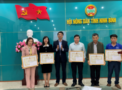 Đ/c Đinh Hồng Thái, Chủ tịch Hội Nông dân tỉnh tặng bằng khen cho các cá nhân có những đóng góp tiêu biểu cho hoạt động câu lạc bộ trong năm 2022.