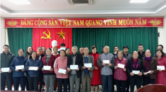 Lãnh đạo HND huyện Gia Viễn trao quà tết cho hội viên nông dân.