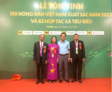 Đ/c Nguyễn Minh Lộc, PCT Thường trực HND tỉnh chụp ảnh lưu niệm với Nông dân Việt Nam xuất sắc và đại diện HTX tiêu biểu năm 2023