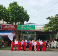 Các đại biểu cắt băng khai trương Cửa hàng nông sản an toàn Hoàng Huyền huyện Yên Khánh