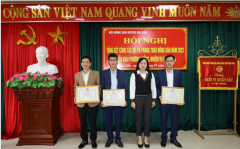 Đồng chí Phạm Thị Thu Hiền, HUV, Chủ tịch Hội Nông dân huyện trao bằng khen cho tập thể có thành tích xuất sắc trong công tác hội và phong trào nông dân năm 2023