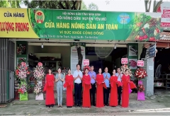 Các đại biểu cắt băng khai trương Cửa hàng nông sản an toàn Lượng Phong