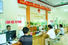 Các tổ chức, cá nhân giao dịch tại bộ phận một cửa xã Đồng Phong (Nho Quan). Ảnh: Trường Giang
