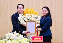 Đồng chí Bí thư Tỉnh ủy Nguyễn Thị Thu Hà trao Quyết định của Ban Bí thư Trung ương Đảng cho tân Phó Bí thư Tỉnh ủy Ninh Bình.
