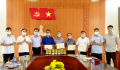 Hội Nông dân tỉnh Ninh Bình  trao tem truy xuất nguồn gốc nông sản cho HTX sản xuất tiêu thụ Mật ong Cúc Phương, huyện Nho Quan.