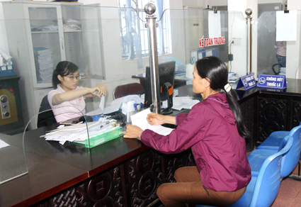 Giao dịch tại Phòng giao dịch Ngân hàng CSXH huyện Nho Quan.