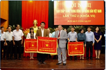 Đ/c Thào Xuân Sùng - Ủy viên TW Đảng, Chủ tịch TW Hội NDVN trao cờ cho HND tỉnh Ninh Bình đơn vị dẫn đầu phong trào thi đua năm 2018.