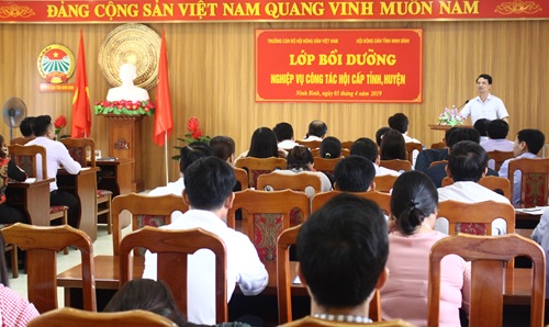 Đ/c Đinh Hồng Thái - TUV, Chủ tịch Hội Nông dân tỉnh phát biểu bế giảng tại lớp bồi dưỡng nghiệp vụ công tác Hội.