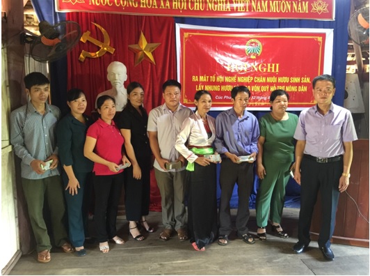 Đồng chí Nguyễn Minh Lộc - Phó chủ tịch HND tỉnh trao vốn Quỹ Hỗ trợ nông dân cho các hộ trong Tổ Hội.