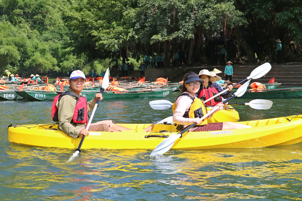 Trải nghiệm dịch vụ chèo thuyền Kayak tại Khu du lịch Tràng An.