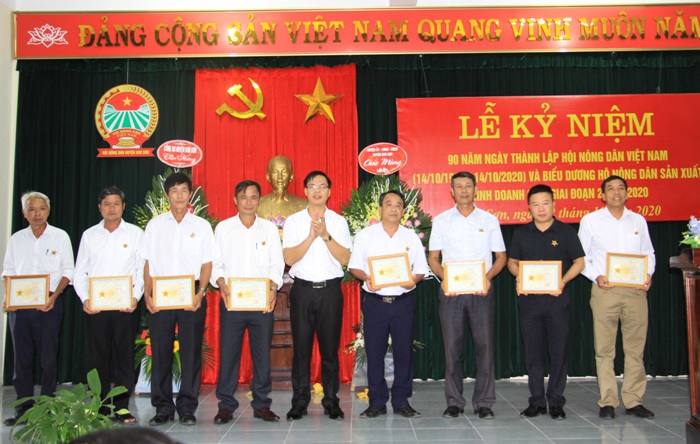 Đ/c Hoàng Ngọc Chinh - Phó chủ tịch HND tỉnh trao kỷ niệm chương cho các đồng chí, cán bộ đã có nhiều đóng góp vì giai cấp nông dân Việt Nam
