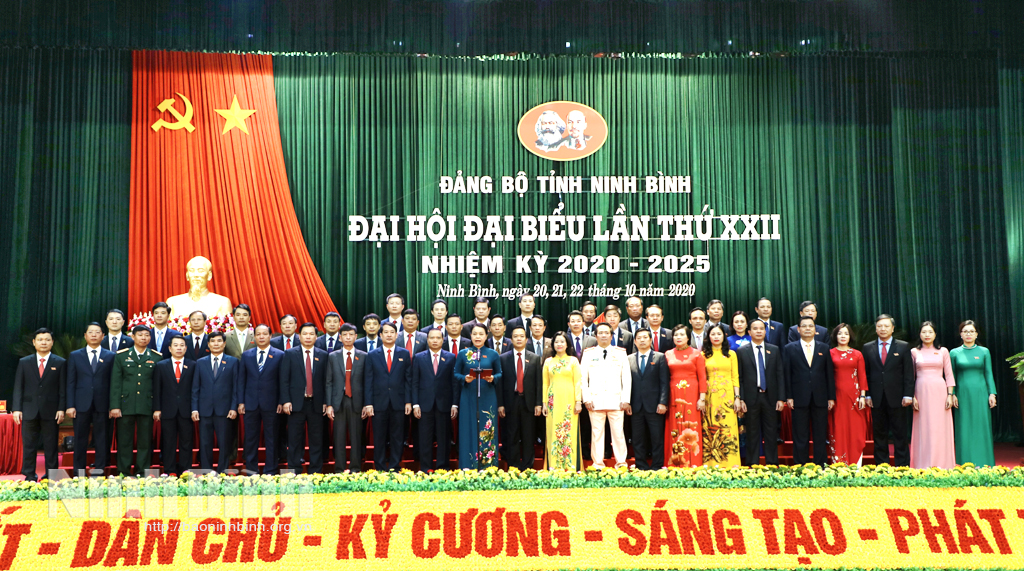 Ban Chấp hành Đảng bộ tỉnh khóa XXII ra mắt Đại hội.
