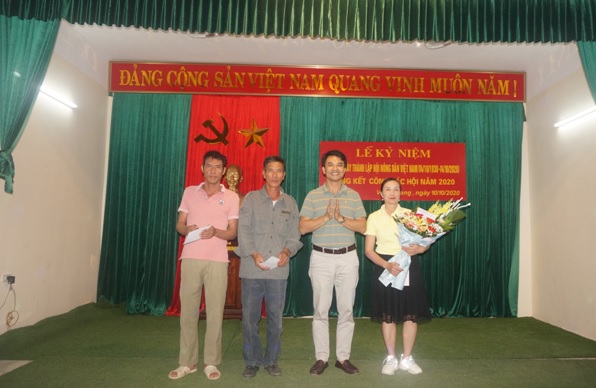 Đồng chí Đinh Hồng Thái - TUV, Chủ tịch HND tỉnh tặng quà cho hộ hội viên có hoàn cảnh khó khăn phố Vinh Quang phường Ninh Khánh (TP. NB)