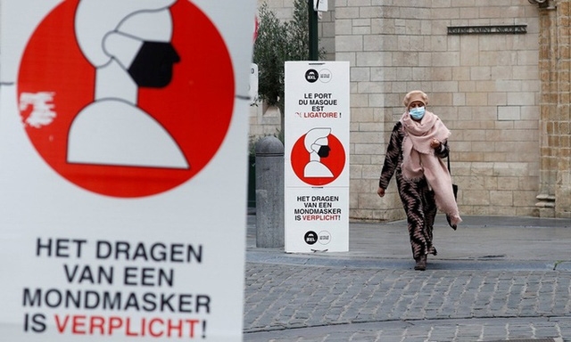 Biển báo yêu cầu người dân bắt buộc đeo khẩu trang trên đường phố thủ đô Brussels, Bỉ. Ảnh: Reuters.