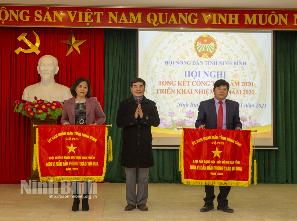 Đồng chí Đỗ Việt Anh, TVTU, Trưởng Ban Dân vận Tỉnh ủy, Chủ tịch UB MTTQ Việt Nam tỉnh trao cờ thi đua của UBND tỉnh cho các tập thể tiêu biểu.