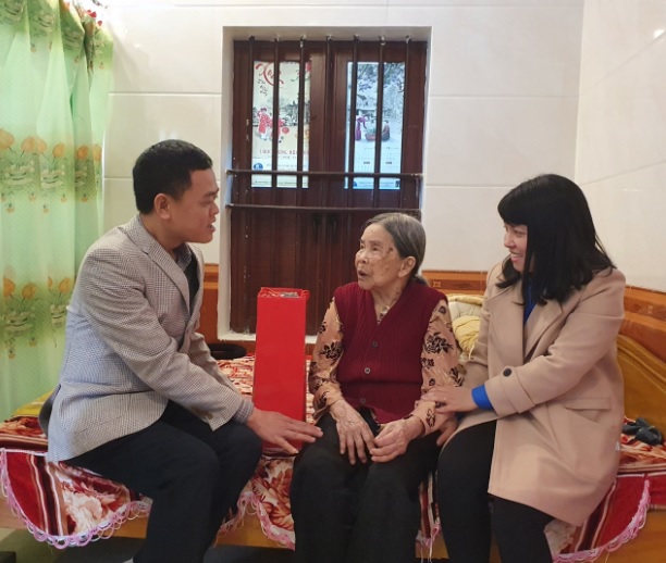 Hội Nông dân tỉnh: Thăm, tặng quà Tết mẹ Việt Nam anh hùng