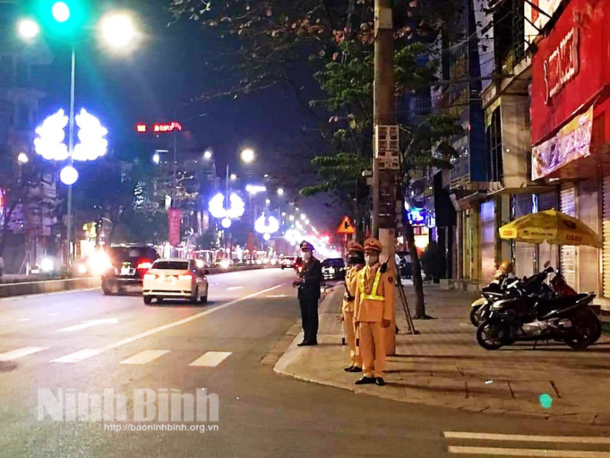 Lực lượng Cảnh sát giao thông làm nhiệm vụ trên địa bàn thành phố Ninh Bình.