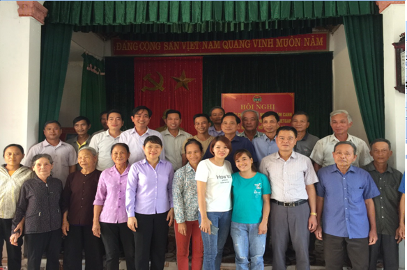 Đồng chí Nguyễn Minh Lộc - Phó chủ tịch HND tỉnh trao vốn vay QHTND cho các thành viên trong Chi hội, Tổ hội nông dân nghề nghiệp.