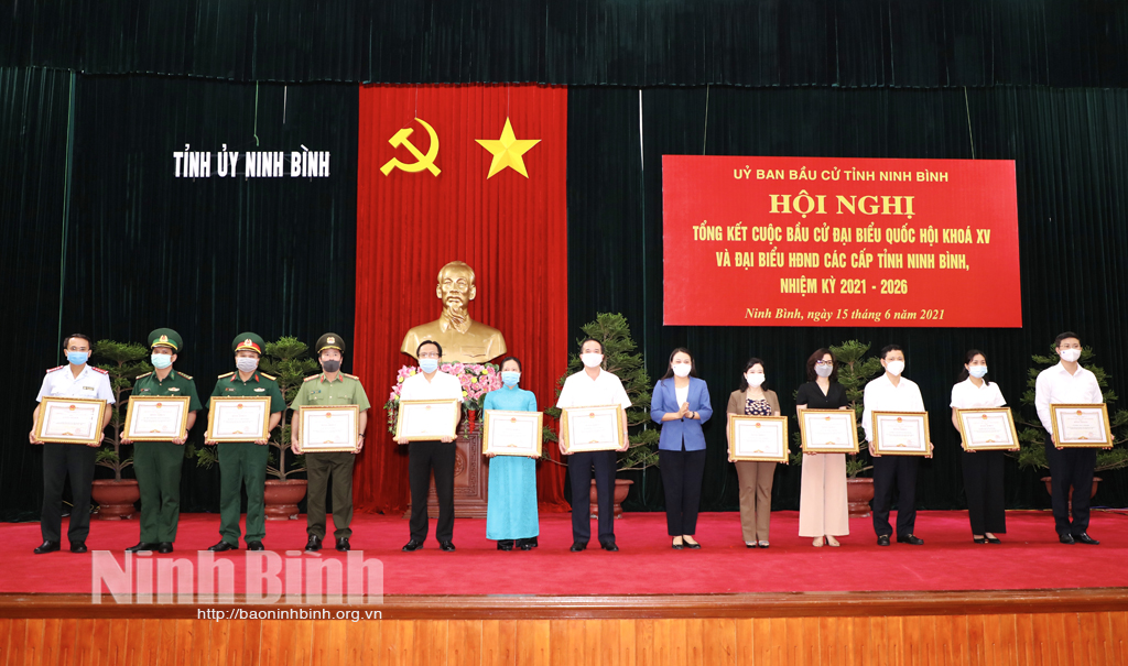 Đồng chí Bí thư Tỉnh ủy Nguyễn Thị Thu Hà trao bằng khen cho các tập thể có thành tích trong công tác bầu cử.
