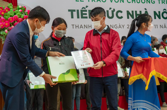 Đại diện báo Tuổi Trẻ và Công ty GREENFEED trao quà và vốn của chương trình "Tiếp sức nhà nông" ở Thanh Hóa ngày 23-11 - Ảnh - VŨ TUẤN