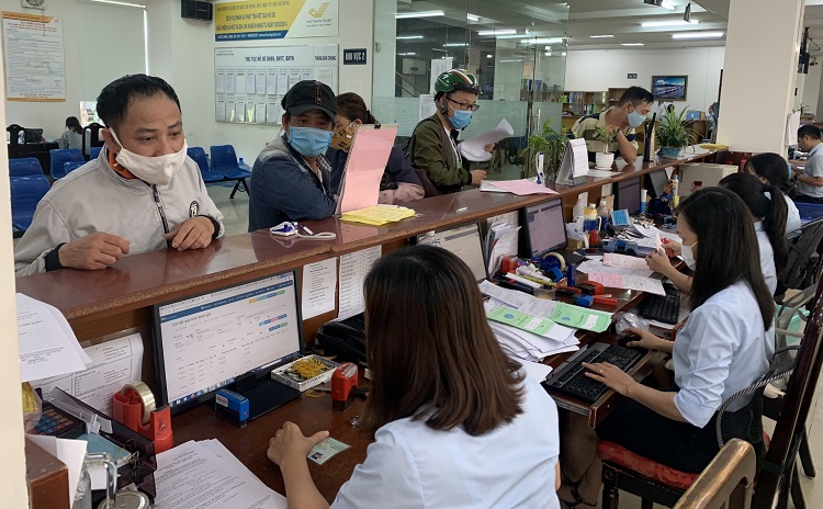 Người lao động đến kê khai hưởng Bảo hiểm thất nghiệp, Bảo hiểm y tế và Bảo hiểm xã hội tại TP Hồ Chí Minh. (Ảnh: TTXVN)