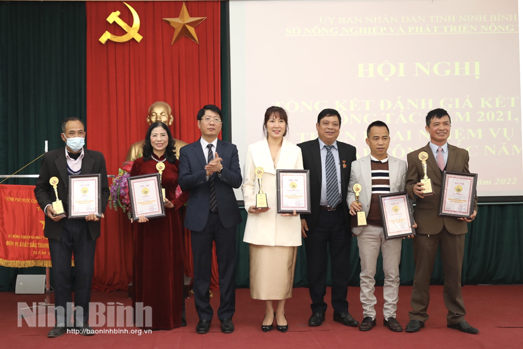 Đồng chí Phó Chủ tịch UBND tỉnh trao giấy chứng nhận Thương hiệu vàng nông nghiệp cho các cơ sở sản xuất.