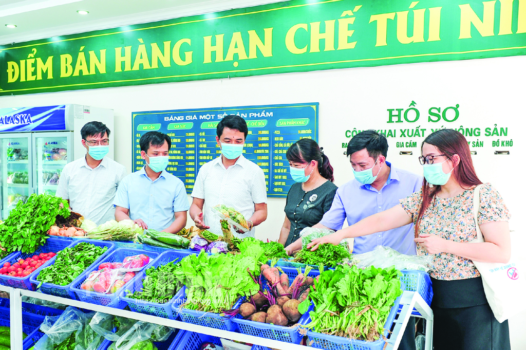 Lãnh đạo Hội Nông dân tỉnh thăm Cửa hàng nông sản an toàn Sông Vân 2 (thành phố Ninh Bình).