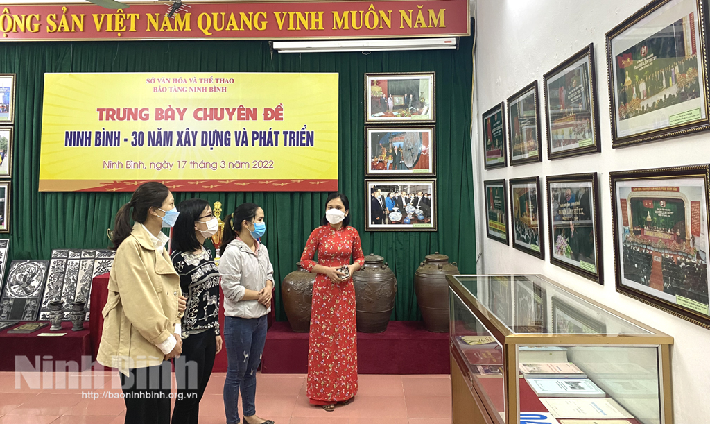 Người dân tham quan chuyên đề "Ninh Bình - 30 năm xây dựng và phát triển tại Bảo tàng tỉnh.