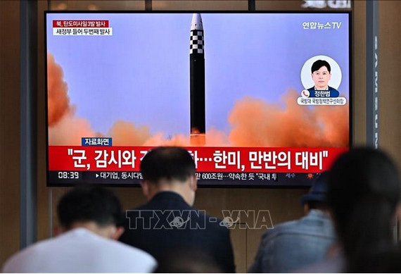 Người dân theo dõi qua chương trình truyền hình tại nhà ga Seoul (Hàn Quốc) một vụ phóng tên lửa của Triều Tiên ngày 25/5/2022. Ảnh: AFP/TTXVN.