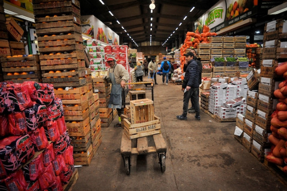 Bên trong một khu chợ thực phẩm ở ngoại ô Buenos Aires, Argentina. Ảnh: Reuters