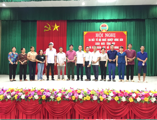 Đ/c Nguyễn Minh Lộc - Phó chủ tịch Thường trực HND tỉnh  trao vốn Quỹ hỗ trợ nông dân cho hội viên nông dân.