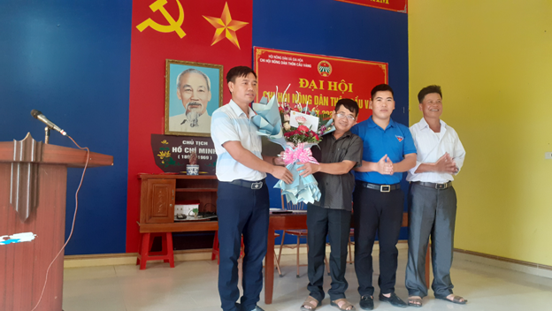 Đ/c Đinh Văn Lanh, Chủ tịch HND xã Gia Hòa tặng hoa chúc mừng thành công đại hội chi hội nông dân thôn cầu vàng