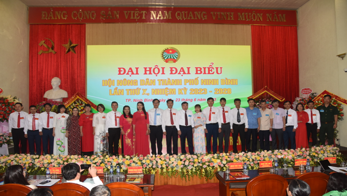Các đồng chí lãnh đạo tỉnh Hội, Lãnh đạo thành ủy chụp ảnh lưu niệm với BCH Hội Nông dân thành phố Ninh Bình nhiệm kỳ 2023 - 2028.