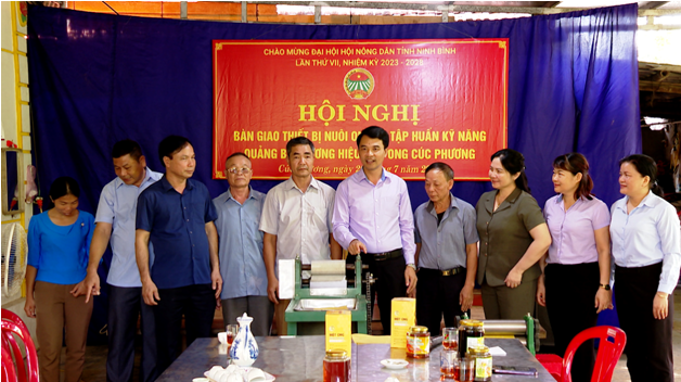 Lãnh đạo Hội Nông dân tỉnh, huyện Nho Quan bàn giao thiết bị nuôi ong cho các thành viên HTX sản xuất, tiêu thụ mật ong Cúc Phương