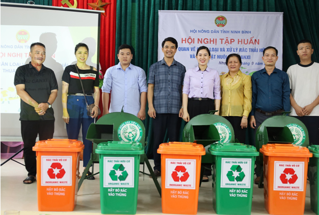 Đồng chí Đinh Hồng Thái -  TUV, Chủ tịch HND tỉnh bàn giao các thiết bị và thùng rác cho HND các xã tham gia dự án.